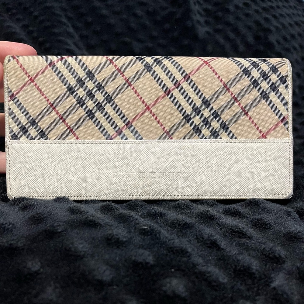 Burberry White Nova Check Woman’s Long Wallet (100% Authentic)